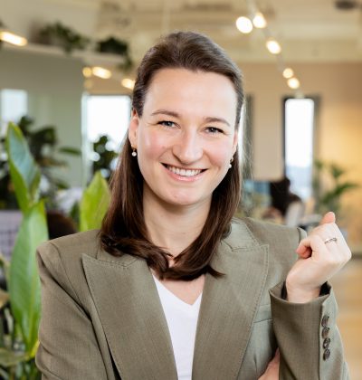 Portretfoto Loes van Walsum