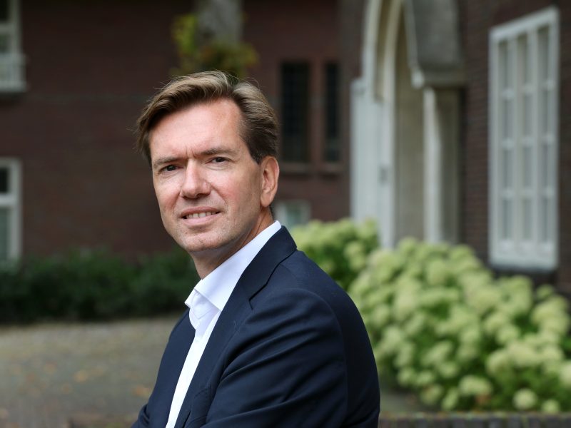 Michiel jongmans kijkt opzij naar de camera