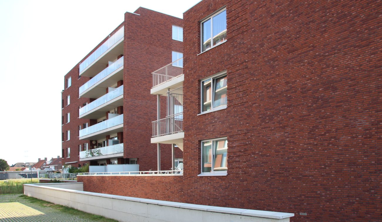 Zijkant van het nieuwbouwcomplex op het HIVA-terrein in Son, onderdeel van het moderne appartementenproject