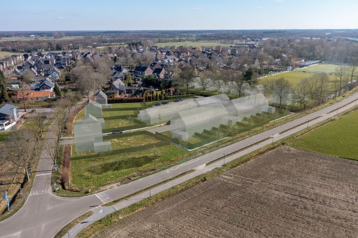 Luchtfoto bouwlocatie aan Kluisstraat met ingetekende woningvolumes naast sportvelden — Ontwikkeling Kluisstraat Ommel