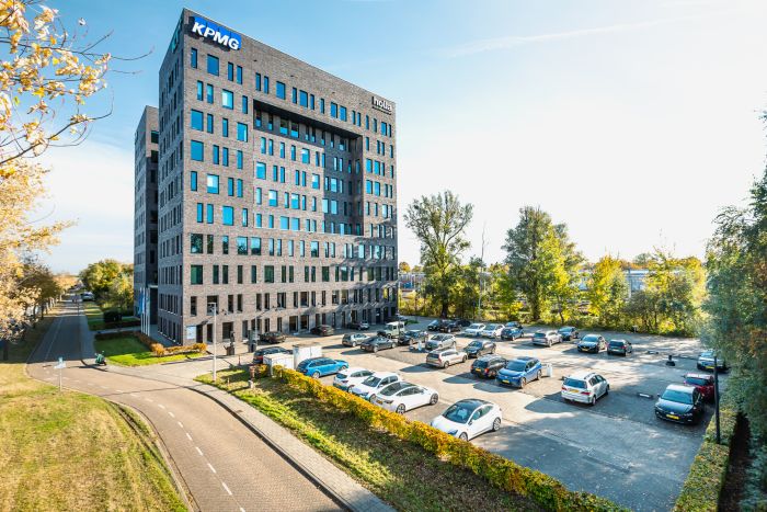 Moderne kantoortoren in metselwerk met royale parkeervakken en groen — Ontwikkeling Dorgelo Building Eindhoven