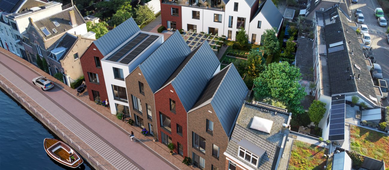 Impressie Stadsgeluk Utrecht – nieuwbouw rijwoningen aan de gracht met variërende baksteengevels, zadeldaken, zonnepanelen en groene binnentuin.