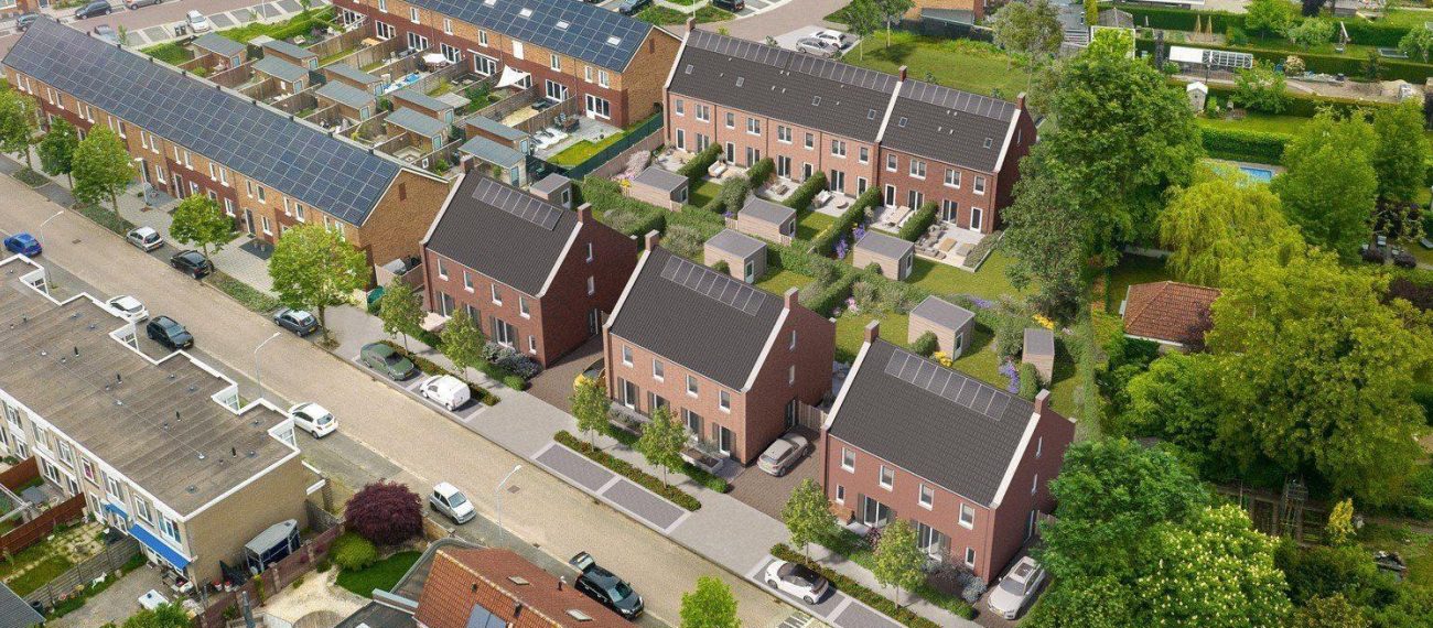 Luchtfoto van een woonwijk in Valkenswaard met in het midden een 3D-impressie van nieuwbouwproject Molensteen: drie bakstenen huizen met donkere zadeldaken en zonnepanelen, tuinen en parkeerplaatsen; op de achtergrond bestaande rijwoningen en veel groen.