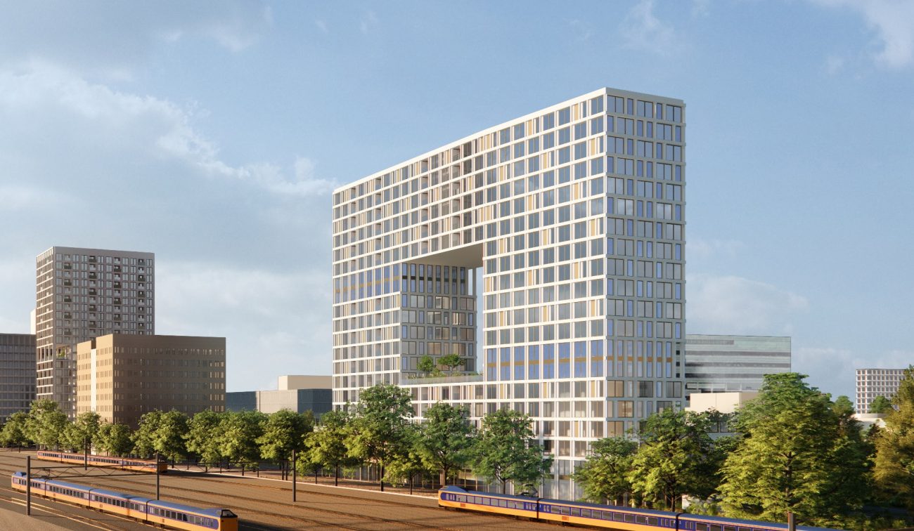 Impressie van woontorens Knoop XL Eindhoven – iconische toren met grote uitsparing en strak gevelraster, gelegen naast het spoor met passerende treinen en omringd door groen.