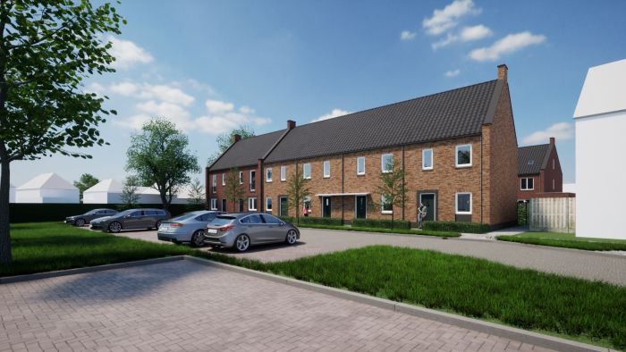 Herontwikkeling De Molensteen Valkenswaard – rij woningen in warme baksteen met donkere zadeldaken, jonge bomen en parkeerplaatsen aan een rustige straat onder blauwe lucht.