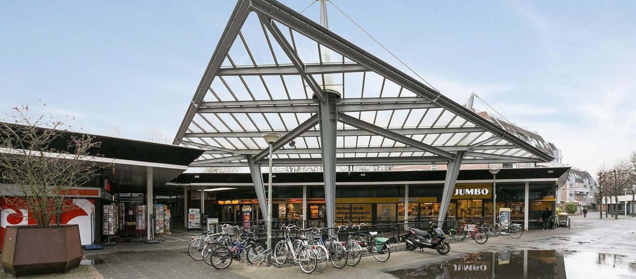 Winkelcentrum De Heeg in Maastricht met Jumbo-supermarkt onder moderne staal- en glasconstructie.