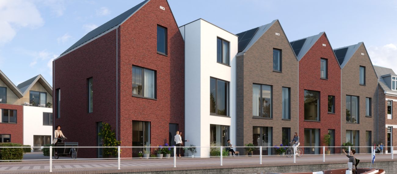 Impressie Stadsgeluk Utrecht – moderne grachtenwoningen met variërende baksteen- en witte gevels, grote ramen en zadeldaken aan de kade, met passerende sloep.