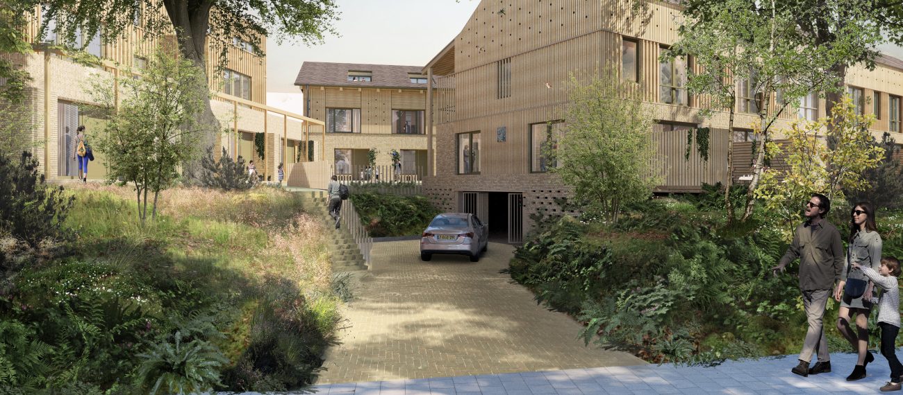 Impressie Bosplaats Thijsse Renkum – houten woongebouwen in een groene, glooiende omgeving met grote boom; auto rijdt halfverdiepte parkeergarage in, voetgangers over pad.