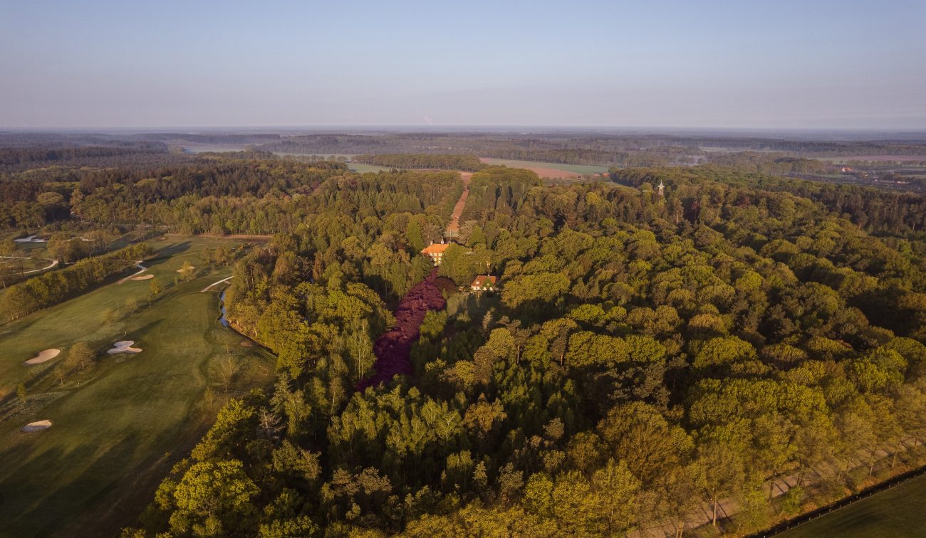 Vogelvlucht over groen landgoed bij Esbeek met bos, waterpartij en golfbaan — Ontwikkeling Landgoed De Utrecht Esbeek