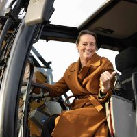 Start bouw Bosrijk Mariëndaal in velp: wethouder glimlachend in graafmachine tijdens symbolische aftrap van de bouw.