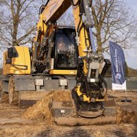 Start bouw Bosrijk Mariëndaal in Velp: graafmachine voert eerste graafwerkzaamheden uit op toekomstige woonlocatie.