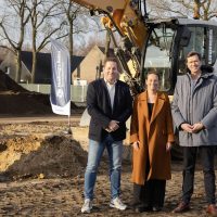 Wethouder gemeente Cuijk, directeur bouwen Huybregts Relou en directeur ontwikkelen CRA Vastgoed bij de start bouw van Bosrijk Mariëndaal in Velp