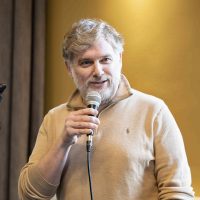 Start bouw Bosrijk Mariëndaal in Velp: spreker van Stichting Dichterbij aan het woord tijdens openingsevenement.