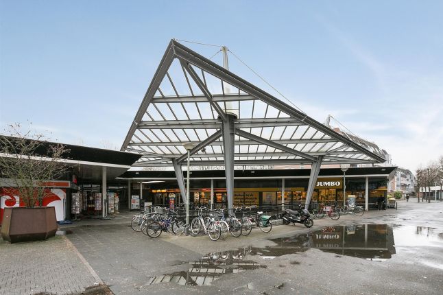 Winkelcentrum De Heeg in Maastricht met Jumbo-supermarkt onder moderne staal- en glasconstructie.