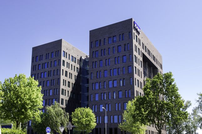 Moderne kantoorontwikkeling met ritmische raamvlakken en uitgesneden gevelvolume — Ontwikkeling Dorgelo Building Eindhoven