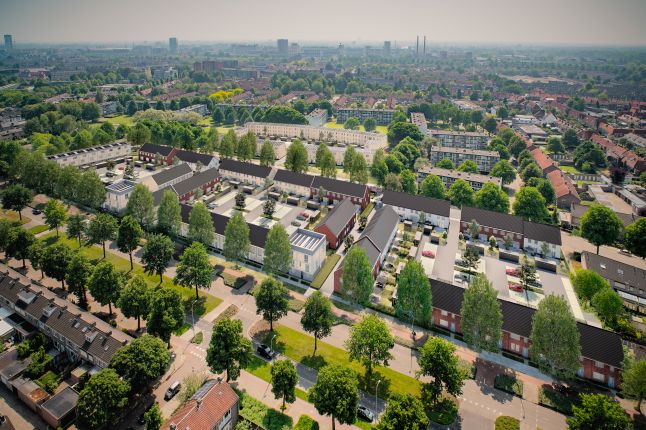 Vogelvlucht: stadswijk met rijtjeshuizen, binnenterreinen met parkeren en zonnepanelen — Ontwikkeling De Vijf van Vorst Eindhoven