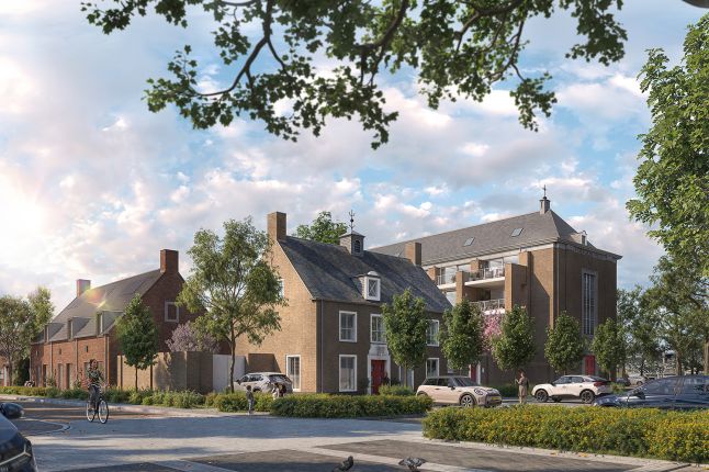 Transformatie Mariakerk Valkenswaard – impressie van herbestemde kerk met nieuwe appartementen en gerenoveerde geveltjes rond groen plein, auto’s en fietsers in straatbeeld.