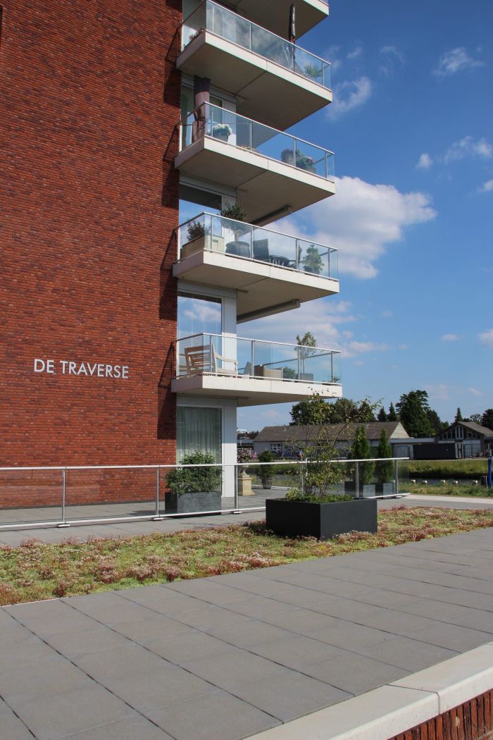 Balkons van het nieuwbouwcomplex op het HIVA-terrein in Son, onderdeel van het moderne appartementenproject aan het water.