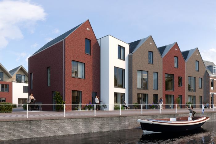Impressie Stadsgeluk Utrecht – moderne grachtenwoningen met variërende baksteen- en witte gevels, grote ramen en zadeldaken aan de kade, met passerende sloep.