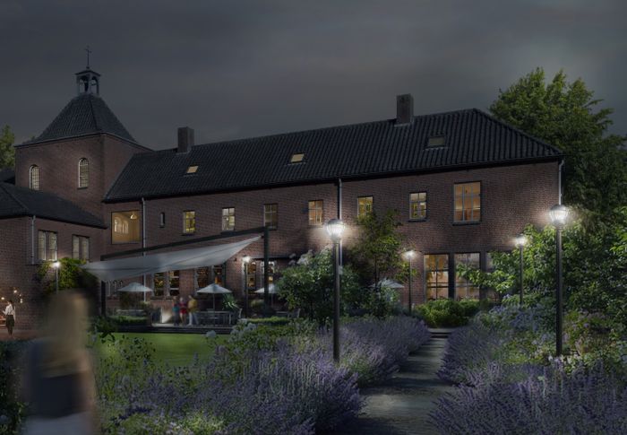 Sfeervolle tuinverlichting bij historisch klooster met terras en paarse beplanting, schemer — Transformatie Clarissenklooster Eindhoven