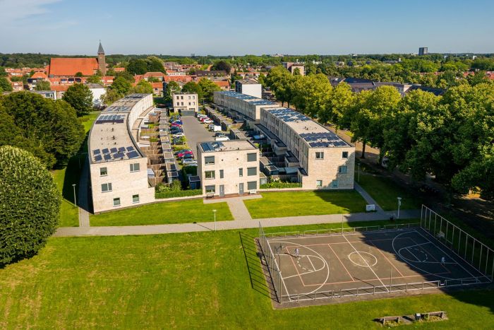 Nieuwe wijk met lichte bakstenen rijwoningen, dakterrassen en groene hofstructuur — Ontwikkeling De Vijf van Vorst Eindhoven