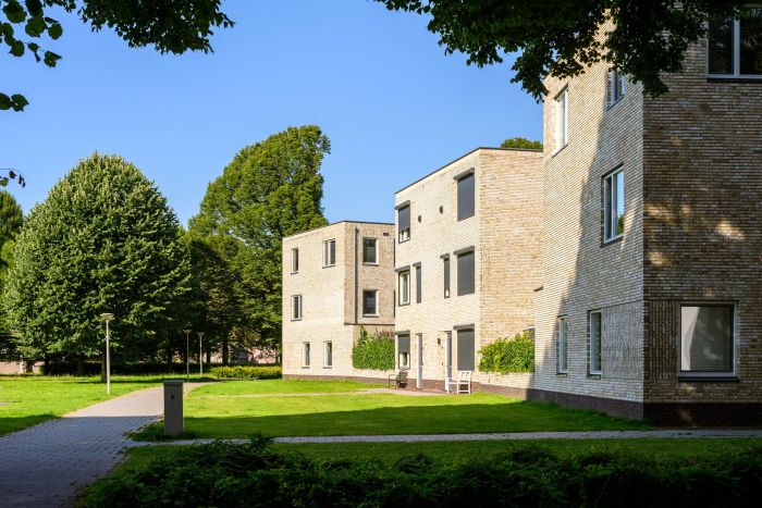 Appartementen in licht metselwerk aan parkachtig binnengebied met grote bomen — Ontwikkeling De Vijf van Vorst Eindhoven