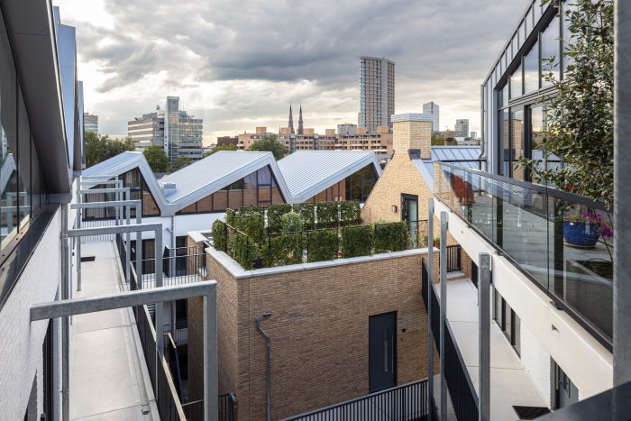 Uitzicht vanuit de appartementen van DOK40 in Eindhoven, met bovenaanzicht op de groene binnentuin en omliggende gebouwen.