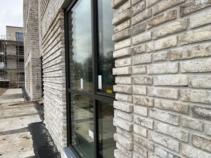 Bakstenen gevel van het nieuwbouwproject De Jonkvrouw in Geldrop, onderdeel van het appartementencomplex in moderne stijl.