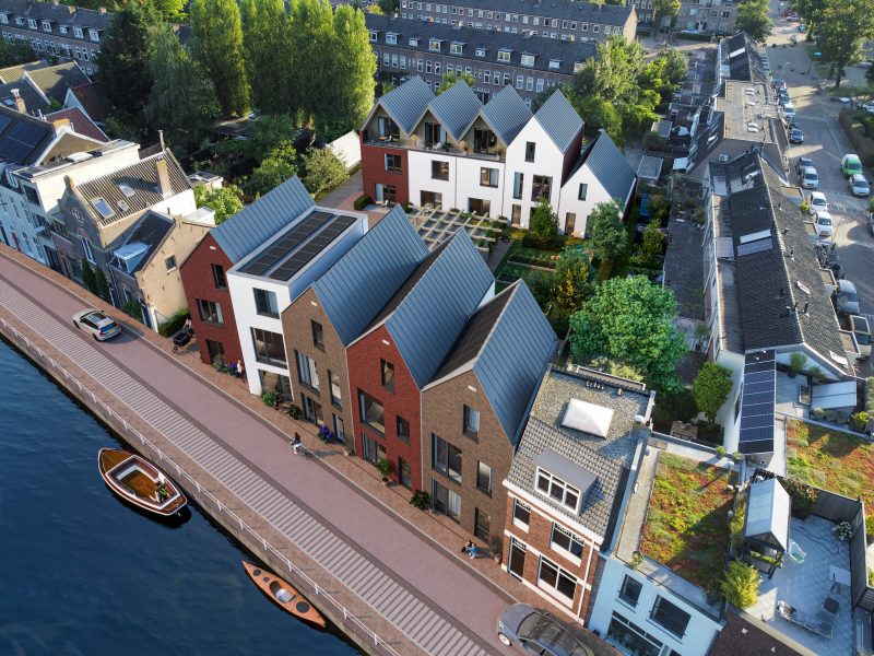 Impressie Stadsgeluk Utrecht – nieuwbouw rijwoningen aan de gracht met variërende baksteengevels, zadeldaken, zonnepanelen en groene binnentuin.