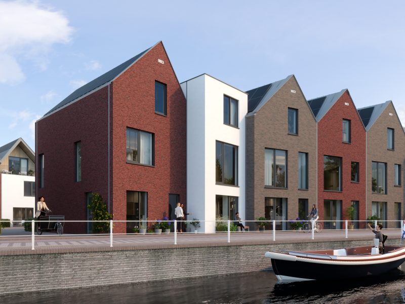 Impressie Stadsgeluk Utrecht – moderne grachtenwoningen met variërende baksteen- en witte gevels, grote ramen en zadeldaken aan de kade, met passerende sloep.