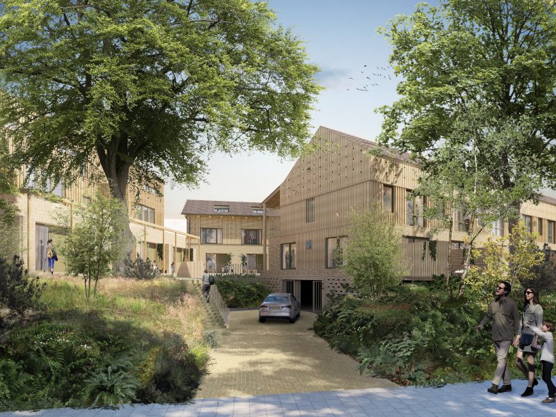 Impressie Bosplaats Thijsse Renkum – houten woongebouwen in een groene, glooiende omgeving met grote boom; auto rijdt halfverdiepte parkeergarage in, voetgangers over pad.