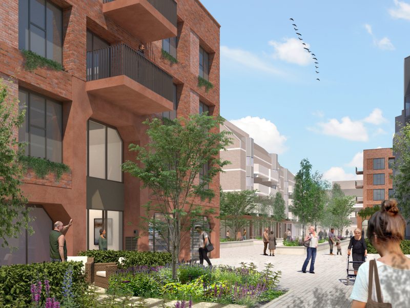Stadsvernieuwing impressie: bakstenen appartementen met balkons aan groene wandelstraat met voetgangers.