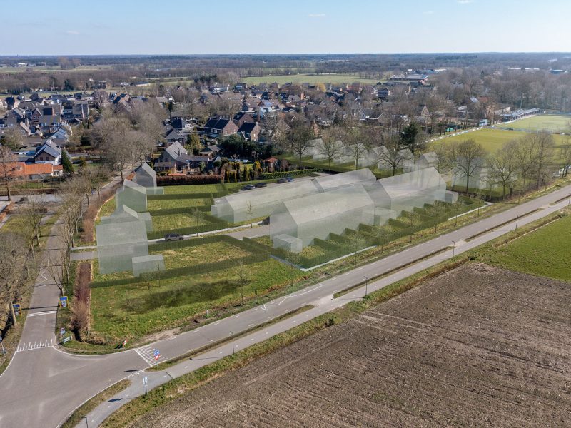 Luchtfoto bouwlocatie aan Kluisstraat met ingetekende woningvolumes naast sportvelden — Ontwikkeling Kluisstraat Ommel