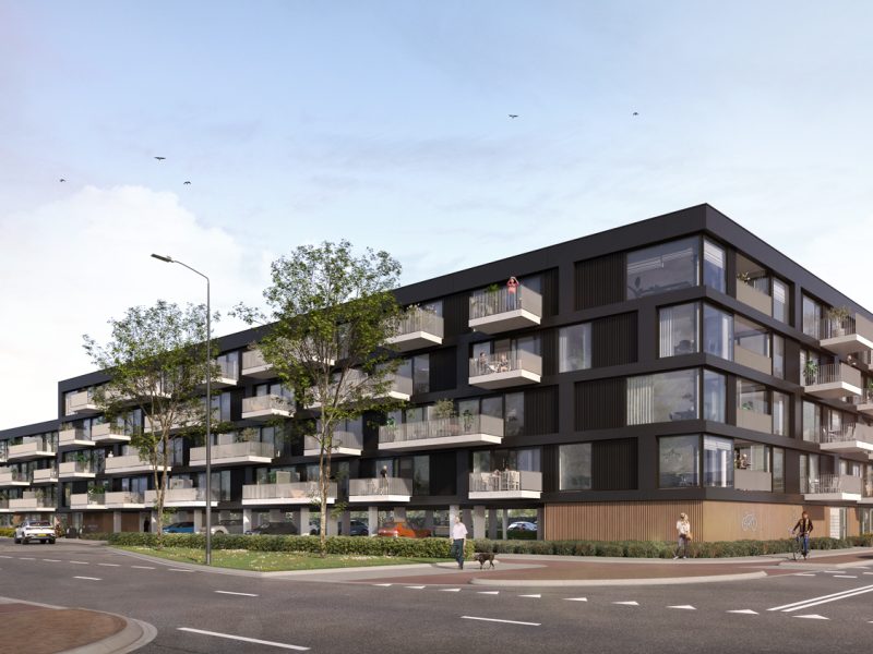 Impressie van Maison L’Europe in Helmond: modern hoekvormig appartementencomplex met donkere gevel en uitspringende witte balkons langs beide straten, omgeven door jonge bomen, voetgangers en enkele auto’s onder een heldere lucht.