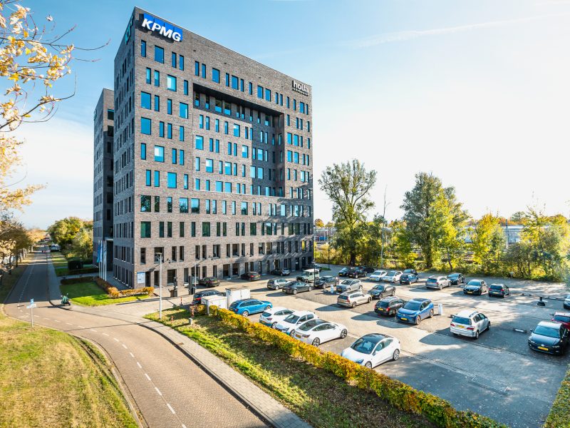 Moderne kantoortoren in metselwerk met royale parkeervakken en groen — Ontwikkeling Dorgelo Building Eindhoven